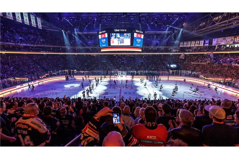 Auch vor den Spielen gedenken die Eisbären Berlin ihres verstorbenen Teamkollegen Tobias Eder.