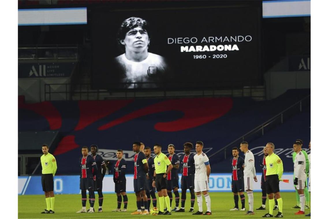 „Adios el 10!“: Sportwelt ehrt noch einmal Diego Maradona Auch vor der Partie von Paris Saint-Germain gegen Girondins Bordeaux wurde an Diego Maradona erinnert. Foto: Thibault Camus/AP/dpa