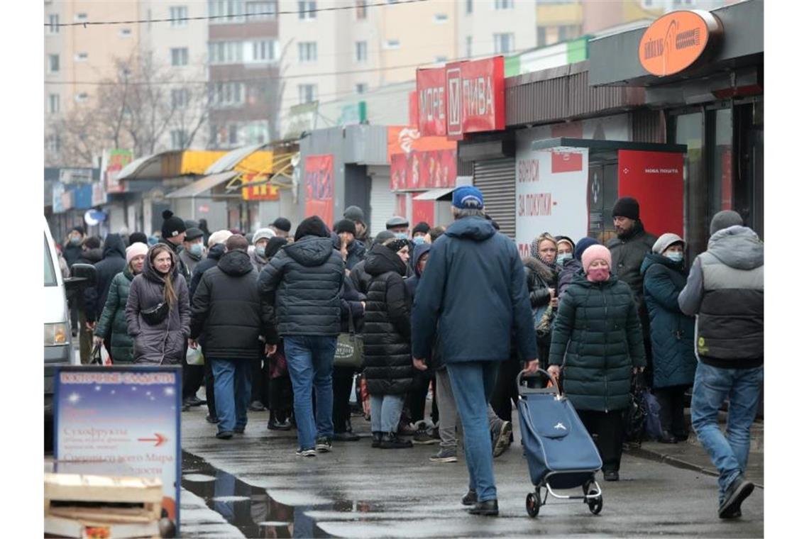 Auch vor Lebensmittelläden stehen die Menschen Schlange. Foto: -/Ukrinform/dpa