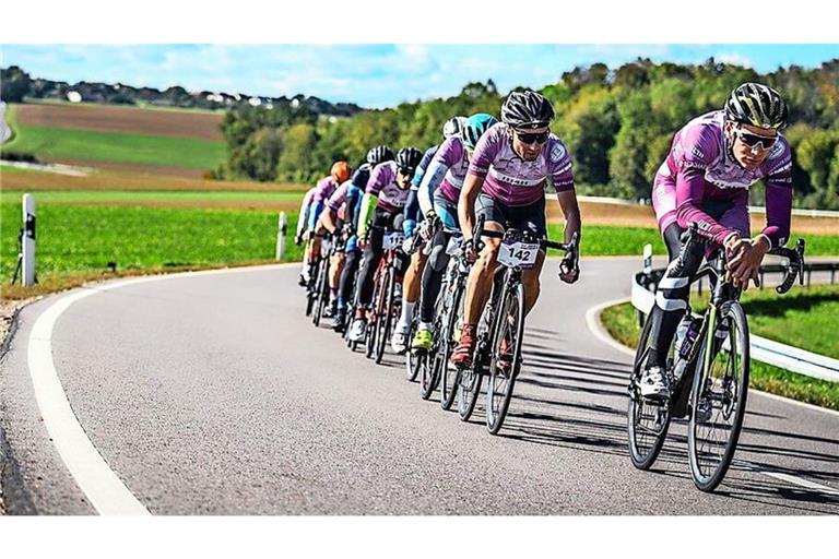 Auch vor zwei Jahren führte die Strecke des Charity Bike Cup über die Straße von Heimerdingen nach Hochdorf - 2026 kehren die Sportler auf diesen Abschnitt zurück.