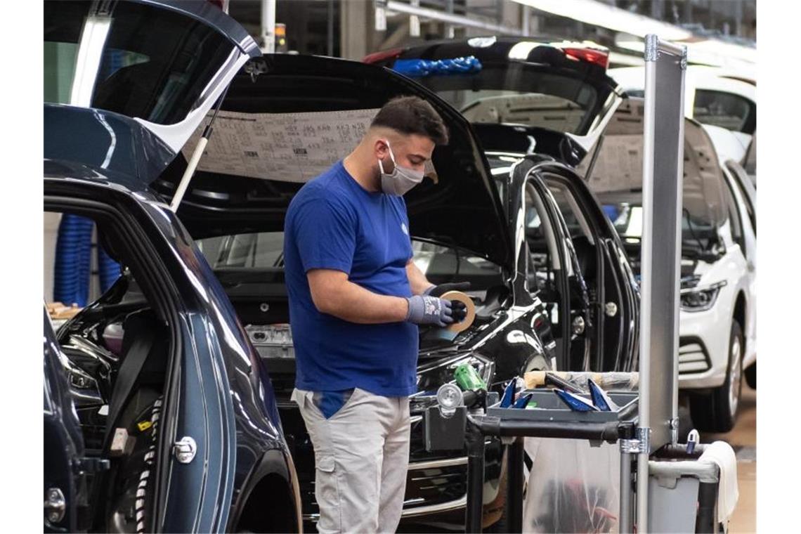 Zweite Welle: Ökonomen warnen vor großen Folgeschäden Auch VW hat die Corona-Krise voll zu spüren bekommen. Foto: Swen Pförtner/dpa