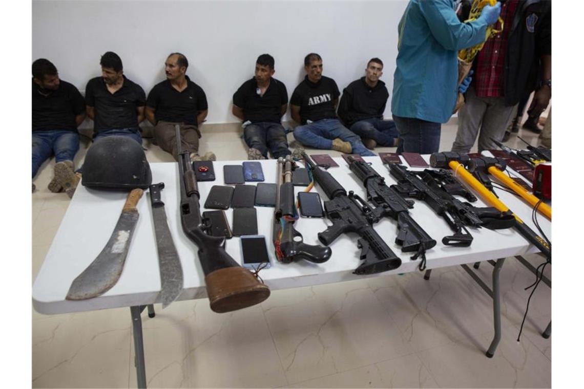 Tötete ein Kommando aus Kolumbien Haitis Präsidenten? Auch Waffen und Ausrüstung, die angeblich bei dem Angriff verwendet wurden, sind in der Generaldirektion der Polizei in Port-au-Prince ausgestellt. Foto: Joseph Odelyn/AP/dpa