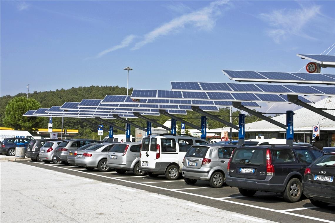 Syna investiert im Rems-Murr-Kreis in Energienetze der Zukunft Auch wegen der Fotovoltaikanlagen, die immer mehr installiert werden, müssen die Stromnetze mitwachsen. Foto: Imago/imagebroker
