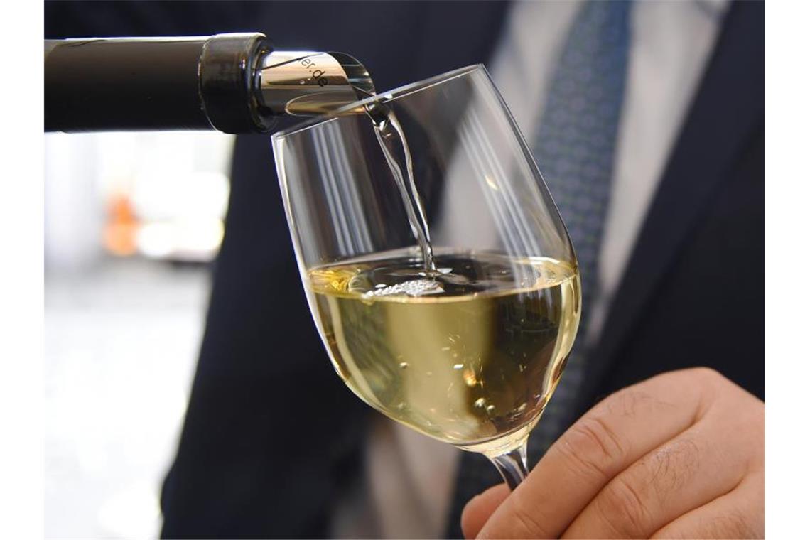 Käse, Wein, Olivenöl: US-Strafzölle auf EU-Importe in Kraft Auch Weine zum Beispiel aus Deutschland und Frankreich werden für US-Verbraucher teurer. Foto: Carmen Jaspersen/dpa