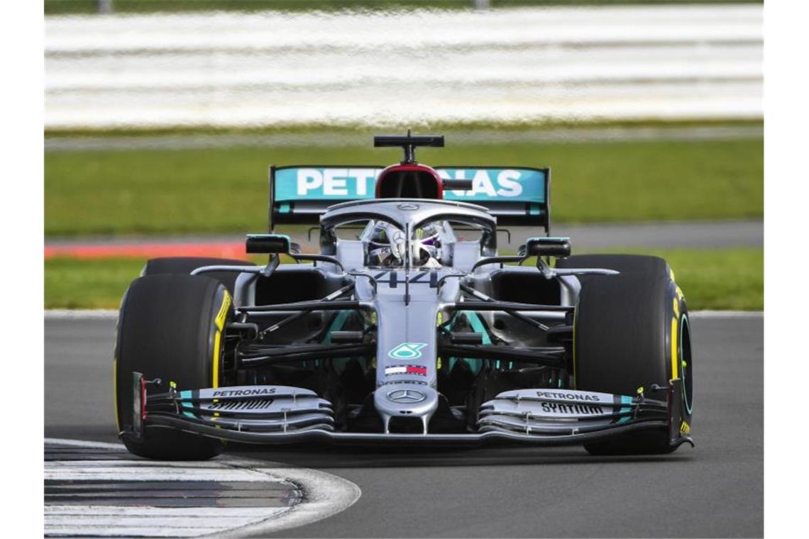 Hamilton kontert Kronprinzen: „Zeichen von Schwäche“ Auch Weltmeister Lewis Hamilton drehte in Silverstone ein paar Runden im neuen Mercedes W11. Foto: Lat Images/MediaPortal Daimler AG/dpa