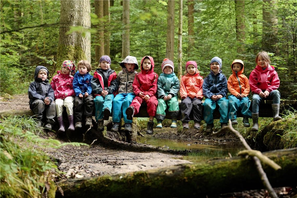 Auch wenn das Foto gestellt ist – es drückt doch aus, mit welcher inneren Zufriedenheit und Begeisterung diese Mädchen und Jungen in den Waldkindergarten Althütte gegangen sind. Archivfoto E. Layher