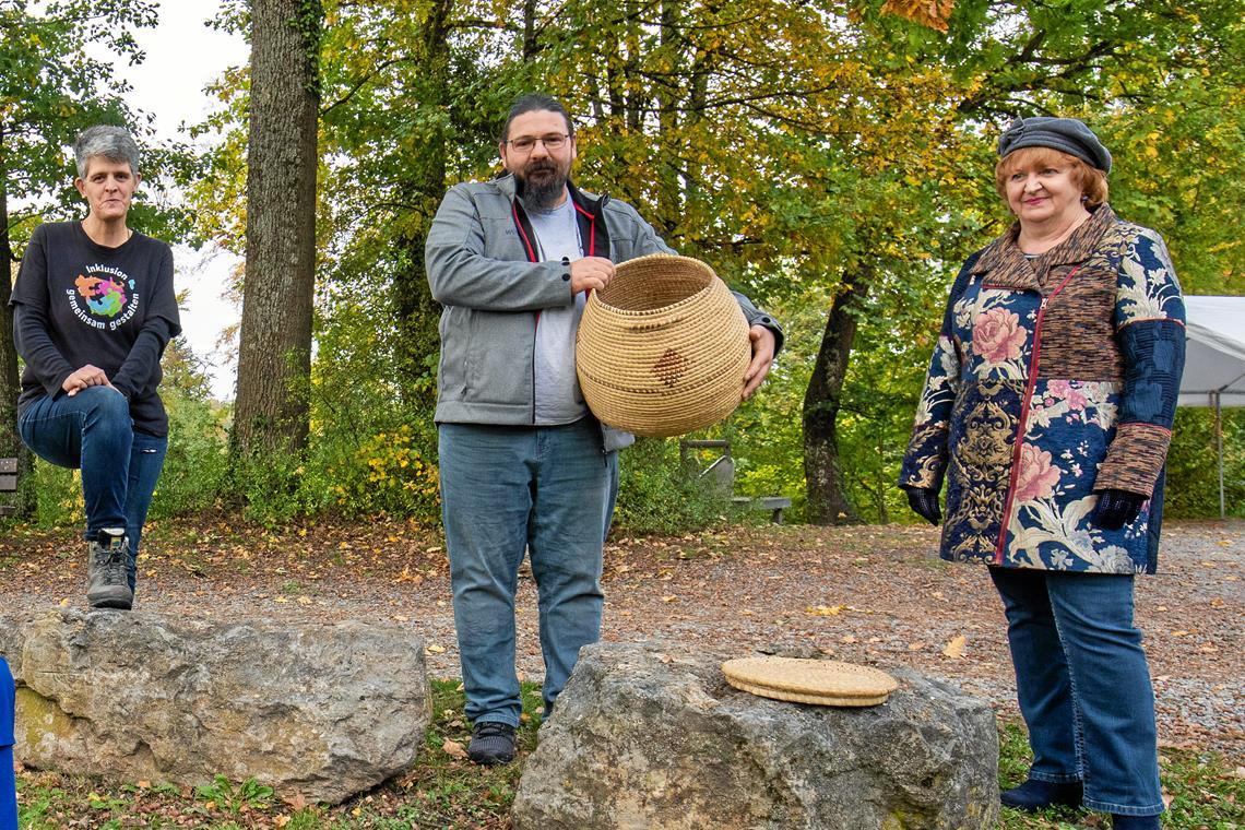 Der nächste Waldschrat wird gewählt Auch wenn der Waldschrat kein offizielles Amt ist, wird er mittlerweile auch von Bürgermeistern oder Verbänden der Gemeinden im Schwäbisch-Fränkischen Wald anerkannt und eingeladen. So zum Beispiel Jan Vogel (mitte), Begründer des Amts, der die Preise bei einer Verlosung des Kreisjugendrings zieht. Archivfoto: Alexander Becher