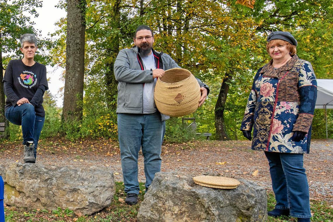 Auch wenn der Waldschrat kein offizielles Amt ist, wird er mittlerweile auch von Bürgermeistern oder Verbänden der Gemeinden im Schwäbisch-Fränkischen Wald anerkannt und eingeladen. So zum Beispiel Jan Vogel (mitte), Begründer des Amts, der die Preise bei einer Verlosung des Kreisjugendrings zieht. Archivfoto: Alexander Becher