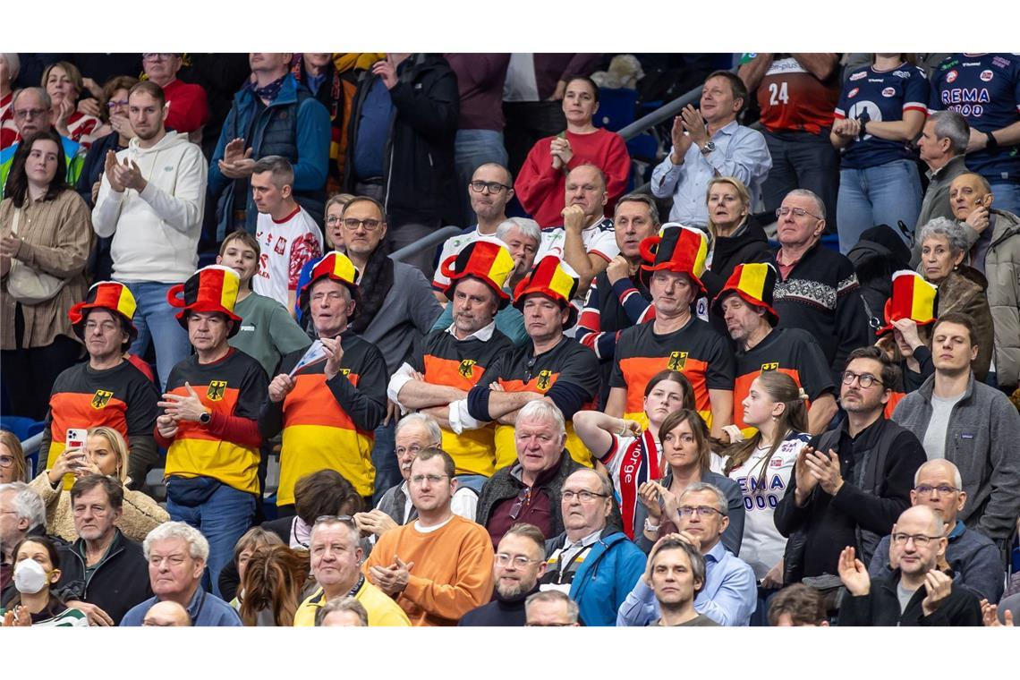 Auch wenn Deutschland nicht spielt, sorgen deutsche Fans bei der Handball-EM im eigenen Land für Stimmung. In der Mercedes-Benz Arena in Berlin sahen sie dabei zu, wie sich Norwegen mit 32:21 gegen Polen durchsetzte.