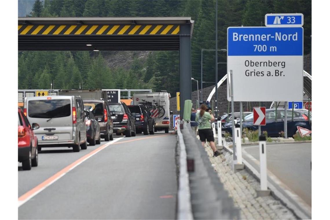 Bund will gegen Österreichs Fahrverbote klagen Auch wenn es sich oft staut: Österreich will den Transitverkehr von Deutschland nach Italien nur noch über die Brenner-Autobahn leiten. Foto: Angelika Warmuth