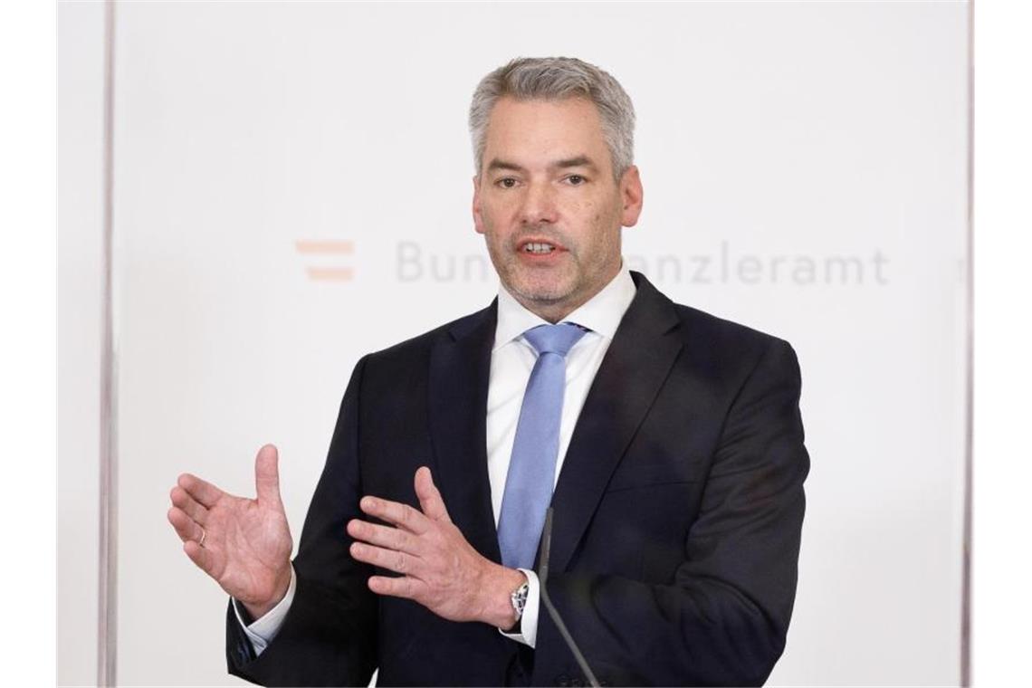 Schweiz und Österreich beendet fast alle Corona-Maßnahmen Auch wenn fast alle Maßnahmen wegfallen - Kanzler Karl Nehammer warnt: „Wir haben die Pandemie noch nicht überwunden.“. Foto: Florian Wieser/APA/dpa