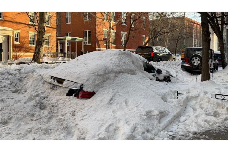Auch wenn große Teile Deutschlands unter einer weißen Schneedecke liegen - die Menge reicht nicht an die Schneemassen in den USA heran.