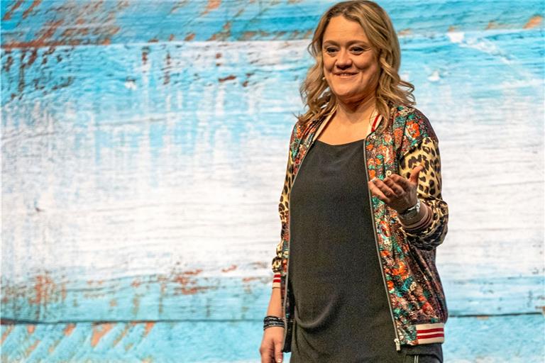 Auch wenn Lisa Feller gern mit der Zweideutigkeit des Wörtchens „kommen“ spielt und es manchmal etwas schlüpfrig werden mag, unter die Gürtellinie geht es nie. Foto: A. Becher