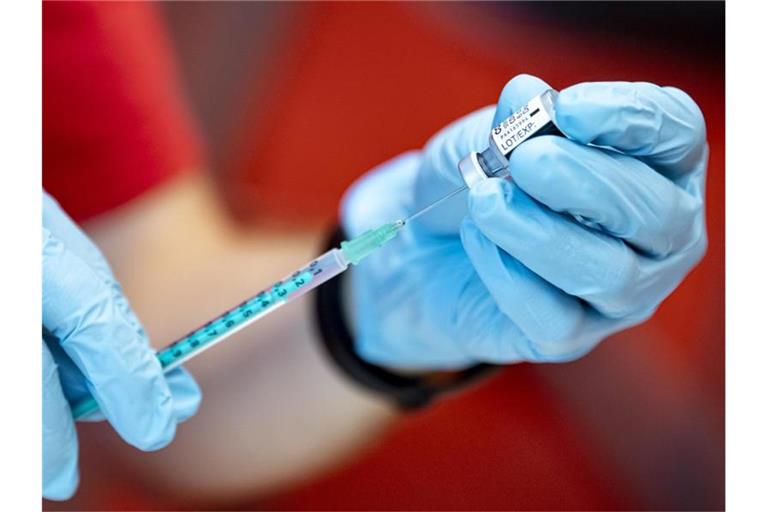 Auch wenn sich geimpfte Menschen mit dem Coronavirus infizieren, hilft die Spritze. Foto: Fabian Sommer/dpa
