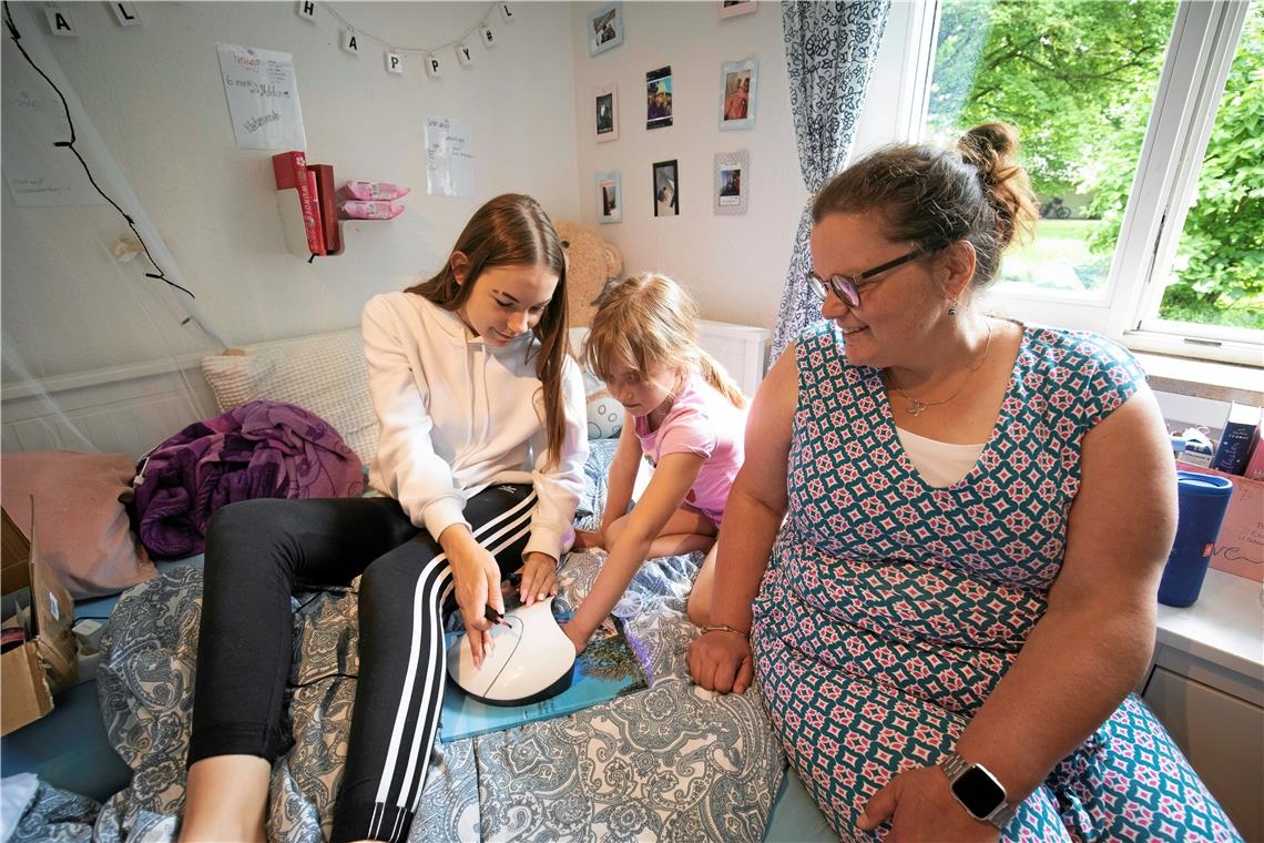 Auch wenn sie keine leiblichen Schwestern sind, gehört das gegenseitige Nägellackieren für die Mädchen im Haus von Caroline Fritz dazu. Foto: A. Becher