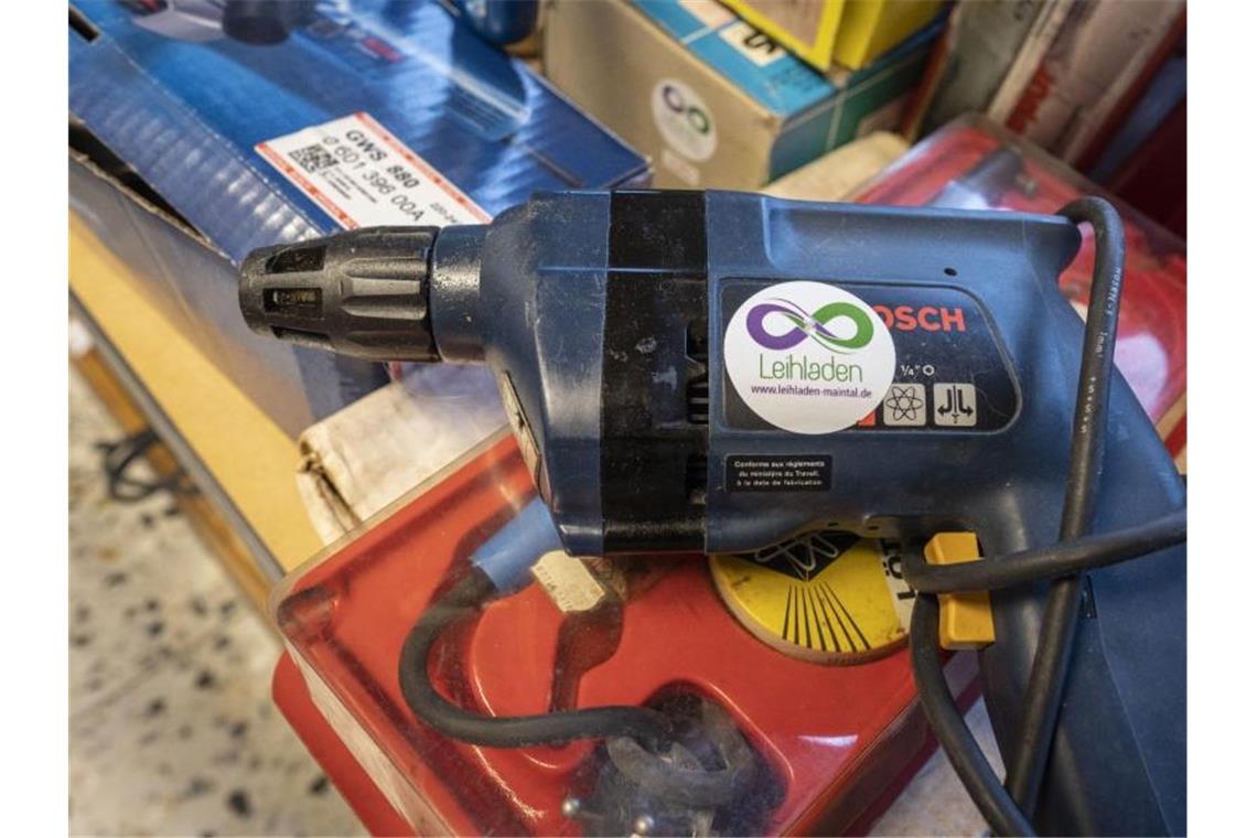 Gegen den Konsumrausch: „Kauf-nix-Tag“ will aufrütteln Auch Werkzeug wie eine Bohrmaschine - in vielen Haushalten selten gebraucht - lässt sich ausleihen. Foto: Frank Rumpenhorst/dpa
