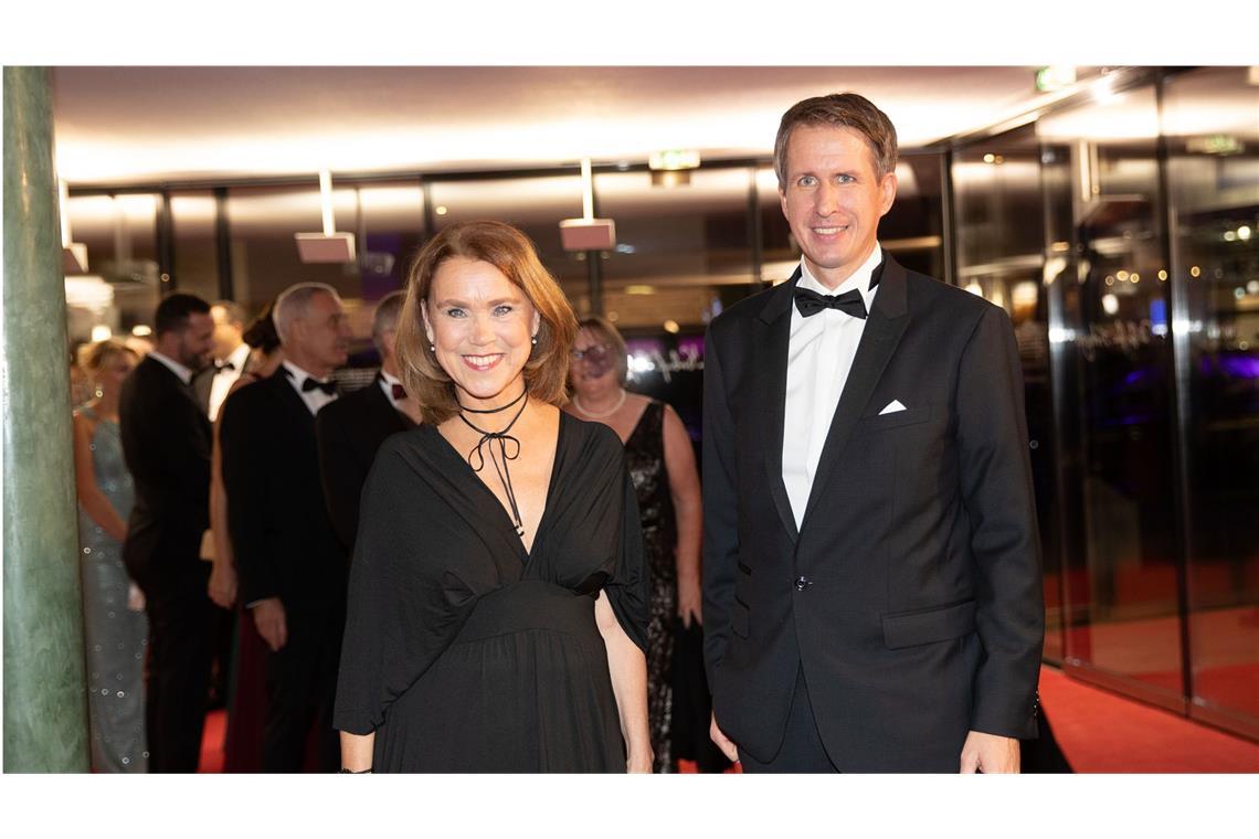 Auch Wissenschaftsministerin Petra Olschowski (mit Regierungssprecher Matthias Gauger) wählte die klassische Nicht-Farbe.