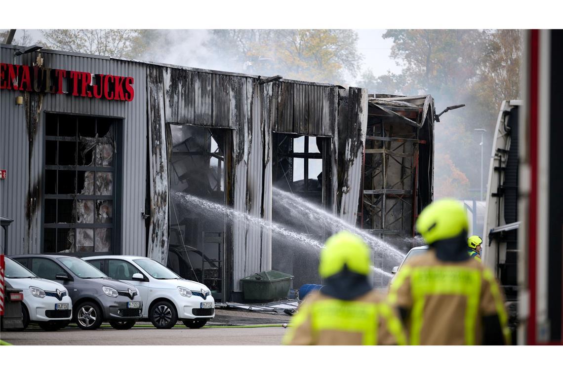 Explosion in Lkw-Werkstatt - zwei lebensgefährlich Verletzte Auch wurden mehrere Fahrzeuge auf dem Gelände beschädigt.