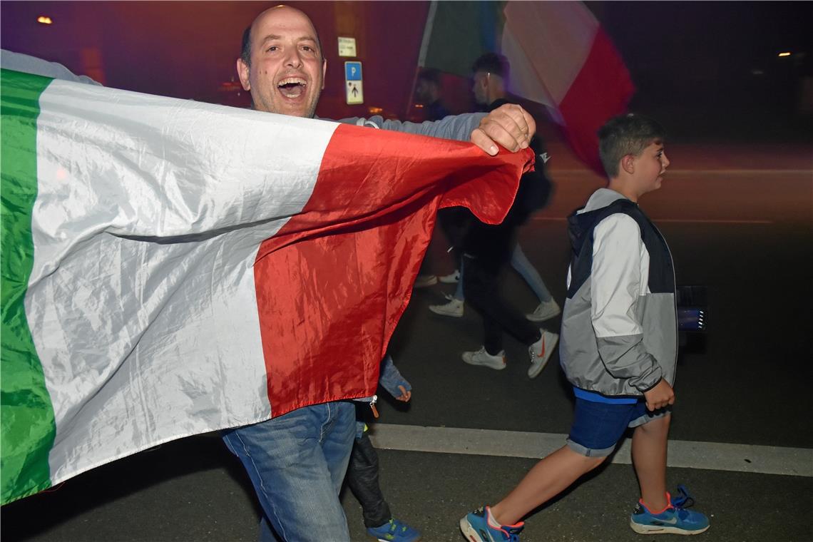 Auch zu Fuß waren die Fans auf der Bleichwiese und in der Annonaystraße unterweg...