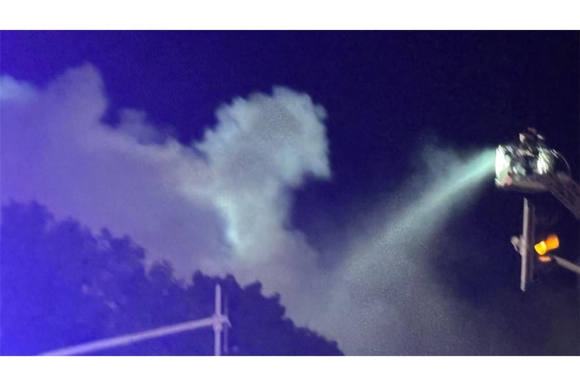Auch zwei Stunden nach Meldung des Brands kämpfen die Einsatzkräfte noch gegen Flammen und Rauch.