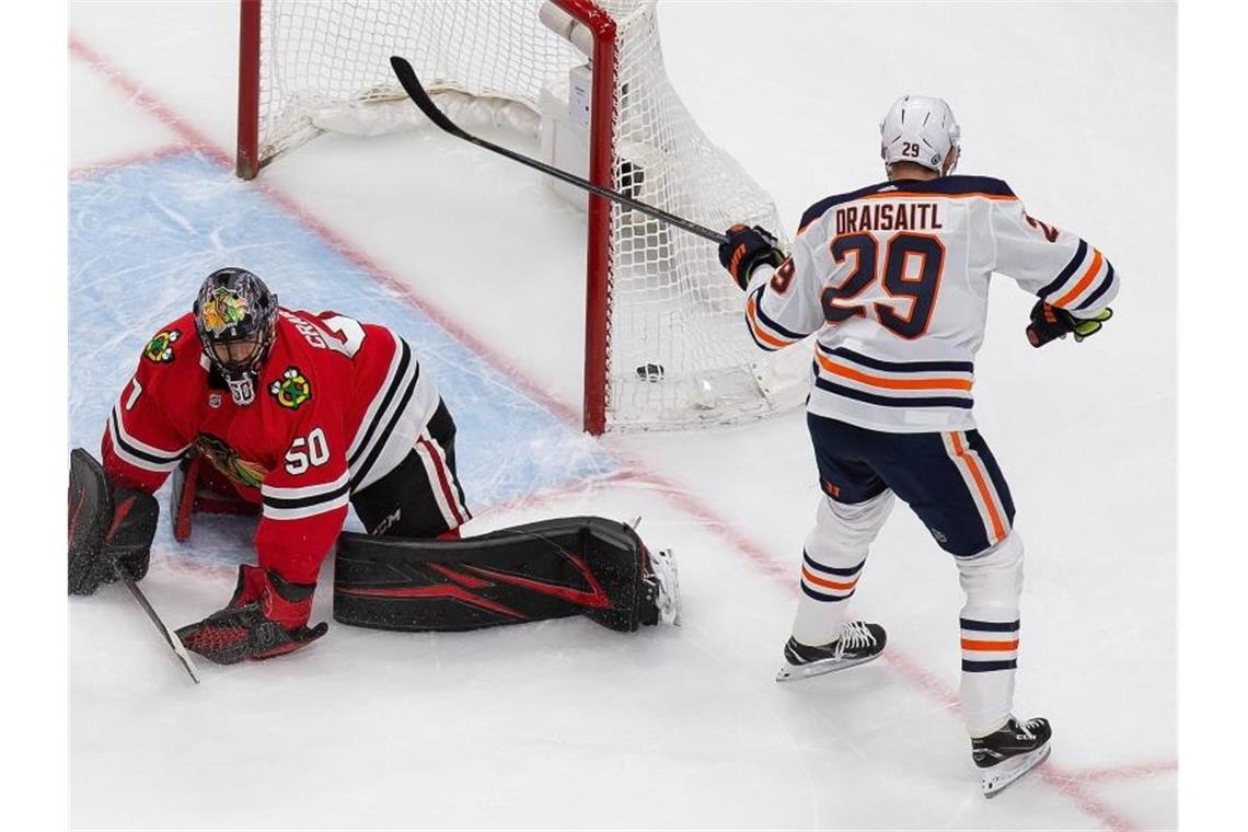 Auch zwei Treffer von Leon Draisaitl konnten die Oilers-PLeite gegen Chicago nicht verhindern. Foto: Codie Mclachlan/The Canadian Press/AP/dpa