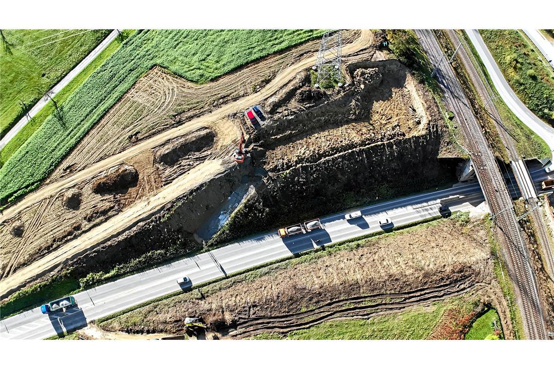 Auch zwischen den Bahnbrücken und der Spritnase wird bereits an der künftigen Tr...