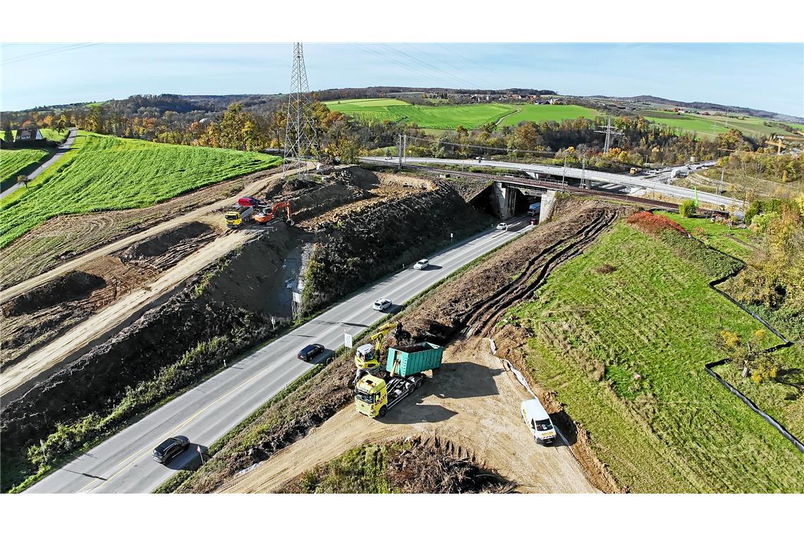 Auch zwischen den Bahnbrücken und der Spritnase wird bereits an der künftigen Tr...