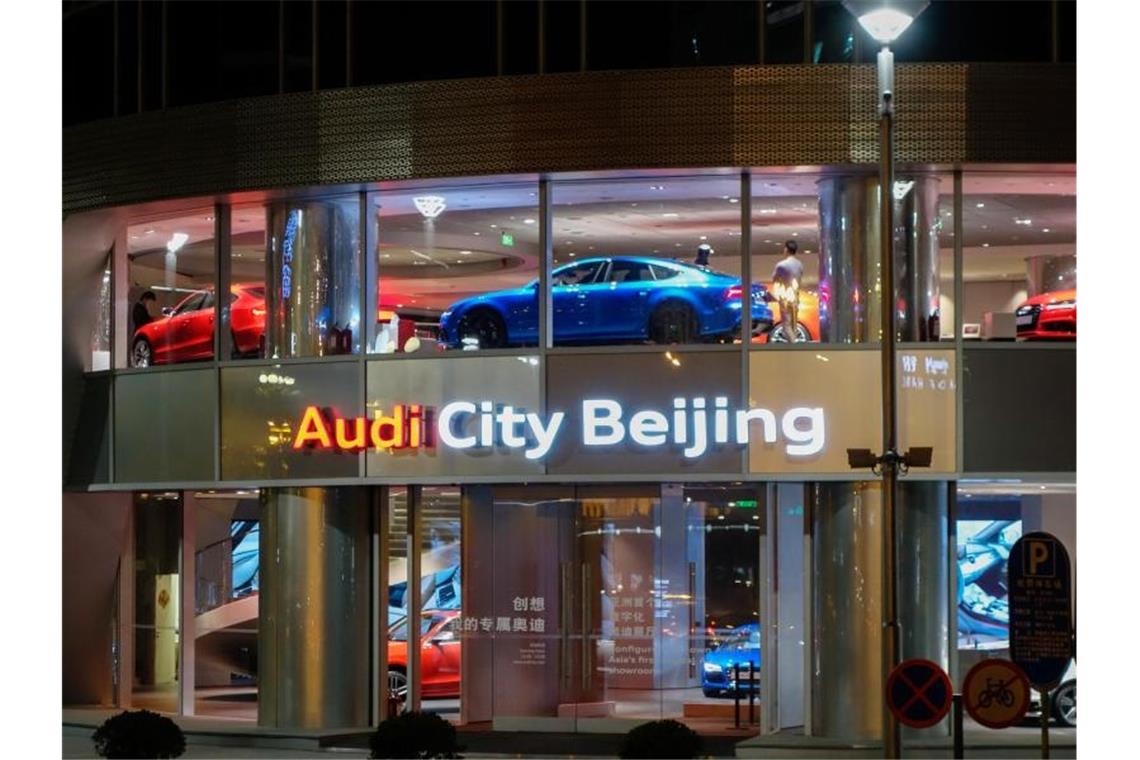 Audi-Autohaus in Peking. In China läuft es für die VW-Tochter, in Europa und den USA nicht. Foto: Soeren Stache/dpa