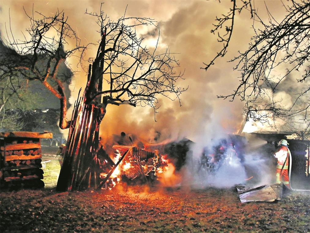Holzstapel in Brand gesetzt