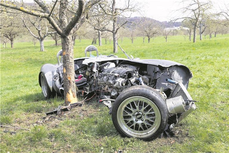 AUENWALD (pol). Schwere Verletzungen hat gestern Mittag ein 61-jähriger Autofahrer bei einem Verkehrsunfall auf der Kreisstraße1907 zwischen Unterbrüden und Sechselberg erlitten. Der 61-Jährige war mit seinem Oldtimer AC Cobra kurz vor 12 Uhr auf der K1907 nach Lippoldsweiler unterwegs. Kurz nach Unterbrüden kam er aus bislang ungeklärter Ursache, wie die Polizei mitteilte, nach links von der Fahrbahn ab und kollidierte neben der Fahrbahn mit einem Baum und wurde von diesem auf einen weiteren Baum abgewiesen, mit dem er fast frontal kollidierte. Dabei wurde der 61-Jährige in seinem Pkw eingeklemmt und musste durch die Feuerwehr befreit werden. Er wurde mit schweren Verletzungen von einem Rettungshubschrauber in eine Klinik geflogen. Sein sechsjähriger Beifahrer erlitt zum Glück nur leichte Verletzungen. Der Sachschaden am Oldtimer beträgt laut Polizei mehrere Hunderttausend Euro. Die Freiwillige Feuerwehr Auenwald war mit fünf Fahrzeugen und 30 Mann im Einsatz. Der Rettungsdienst war mit drei Fahrzeugen vor Ort. Die K1907 war zeitweise komplett gesperrt, eine örtliche Umleitung war eingerichtet. Foto: J. Fiedler
