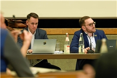 Auenwalds Bürgermeister Kai-Uwe Ernst (rechts) hat im Gemeinderat keinen Rückhalt. Auch die Mahnungen des Bauamtsleiters Pierre Mayer (links) konnten nicht verhindern, dass das Gremium seine Befugnisse eingeschränkt hat.Archivfoto: Alexander Becher