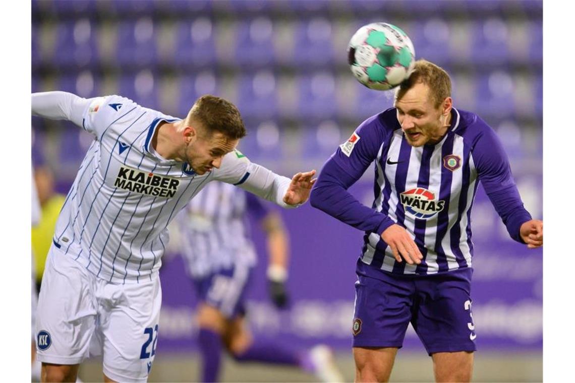 Aue schließt zur Spitzengruppe auf: 4:1 gegen Karlsruhe Aues Ben Zolinski und Karlsruhes Christoph Kobald (l-r.) in Aktion. Foto: Robert Michael/dpa-Zentralbild/dpa
