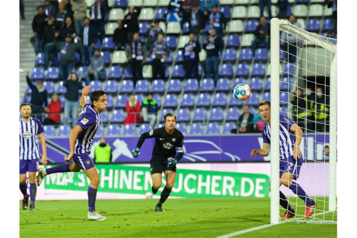 Rekordkulisse feiert Werder - Aue-Eigentor rettet HSV-Punkt Aues Dirk Carlson (l) rettete mit seinem späten Eigentor dem HSV einen Punkt. Foto: Robert Michael/dpa-Zentralbild/dpa