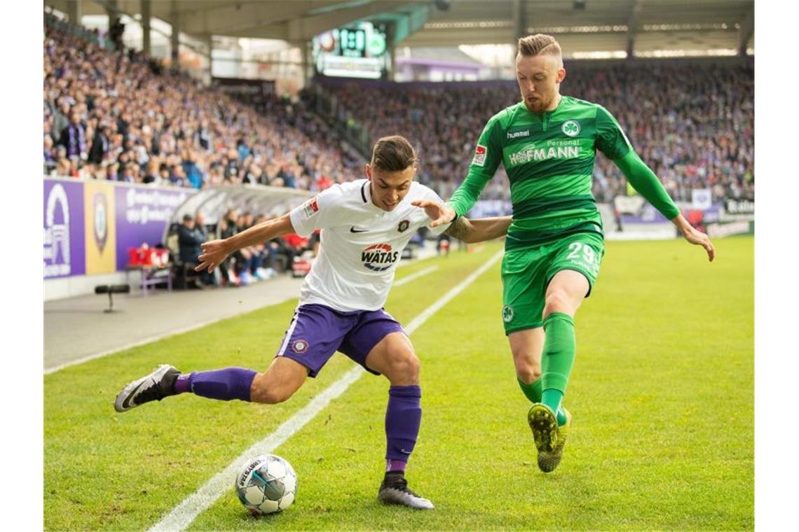 1. FC Heidenheim holt Mittelfeldspieler Mohr aus Fürth Aues John-Patrick Strauß (l) gegen Tobias Mohr. Foto: Robert Michael/dpa-Zentralbild/dpa/Archiv