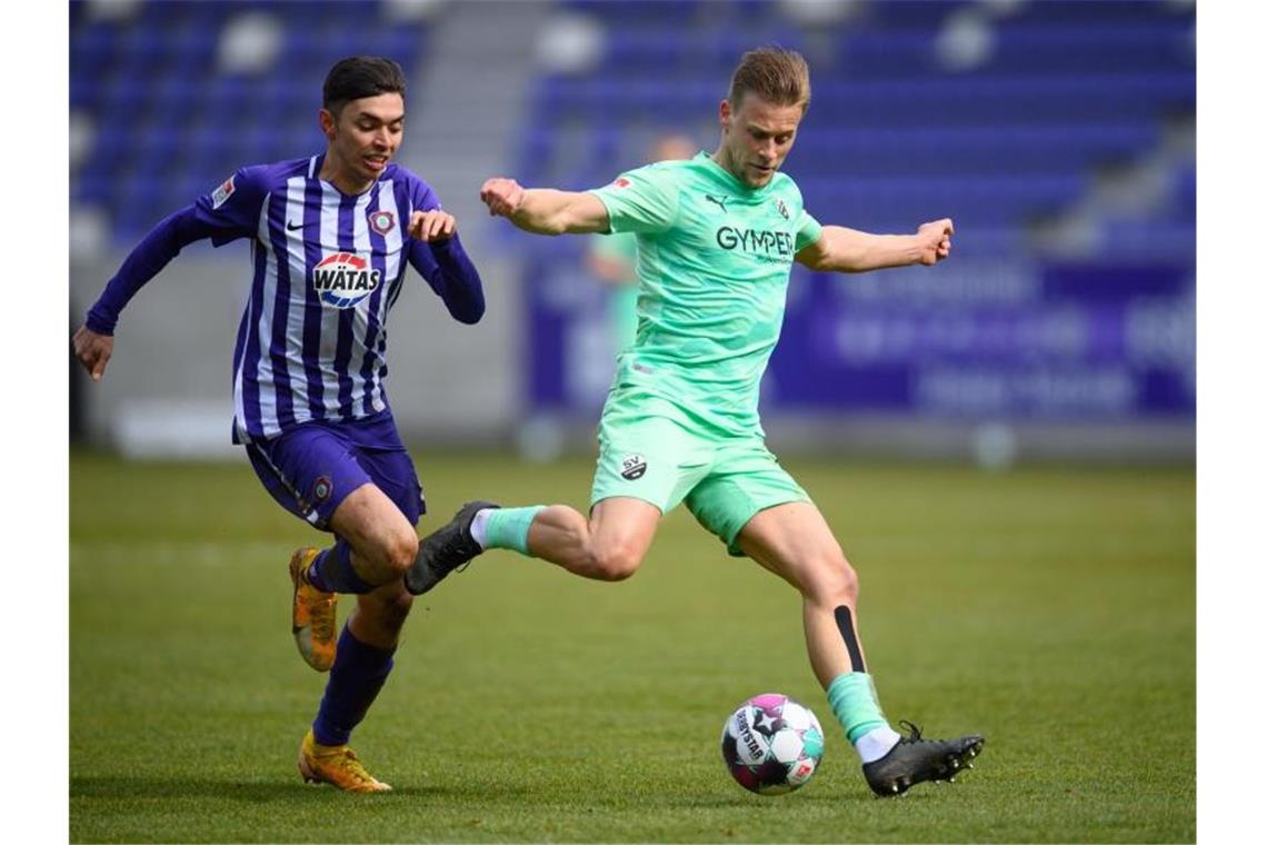 Krüger und Testroet lassen Aue jubeln: 2:0 gegen Sandhausen Aues John-Patrick Strauß und Sandhausens Julius Biada (l-r.) am Ball. Foto: Robert Michael/dpa-Zentralbild/ZB