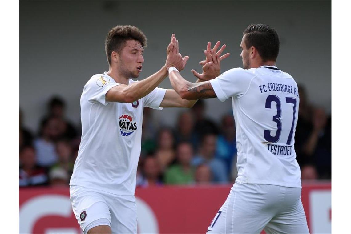 Aues Tom Baumgart (l) freut sich mit Teamkollege Pascal Testroet über seinen Treffer zum 1:1. Foto: Hendrik Schmidt