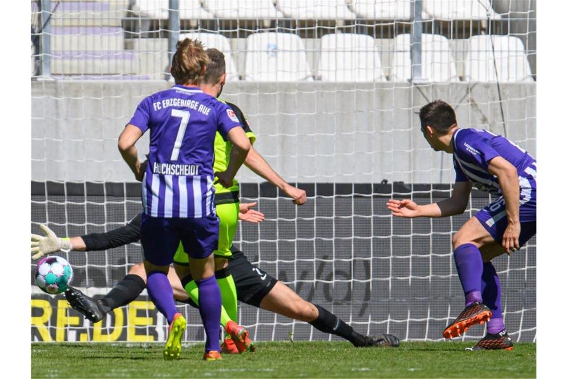 Aues Torwart Martin Männel (hinten), Jan Hochscheidt (l) und Sören Gonther können das Tor zum 3:6 durch Paderborns Dennis Srbeny (2.v.l.) nicht verhindern. Foto: Robert Michael/dpa-Zentralbild/dpa