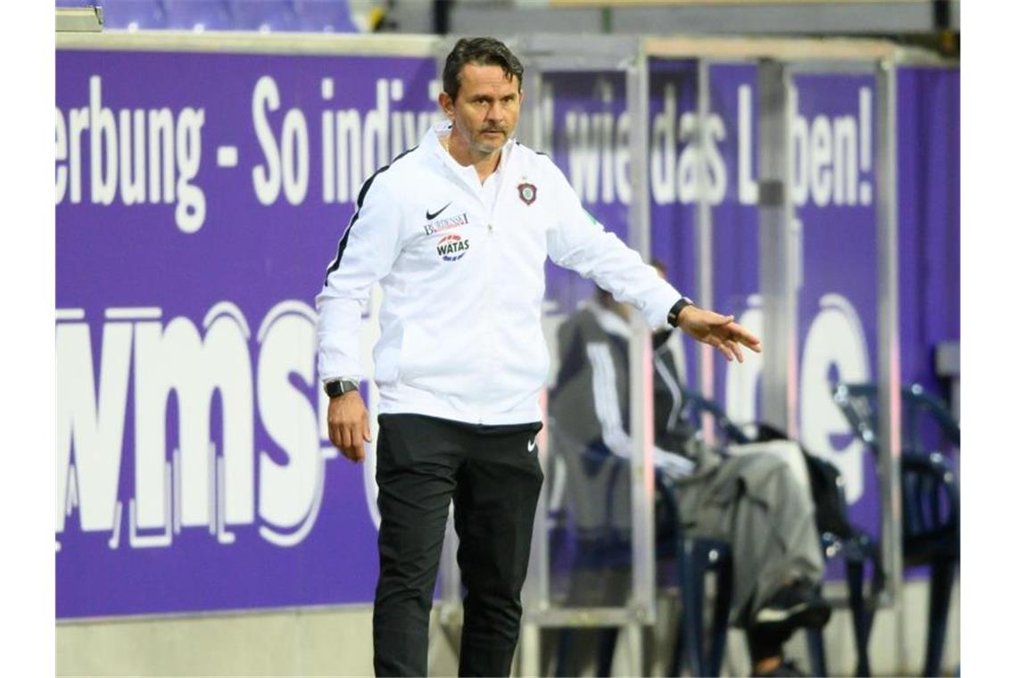 500 Zuschauer für Aue-Heimspiel gegen Heidenheim zugelassen Aues Trainer Dirk Schuster steht bei einem Heimspiel an der Seitenlinie. Foto: Robert Michael/dpa-Zentralbild/dpa/Archiv
