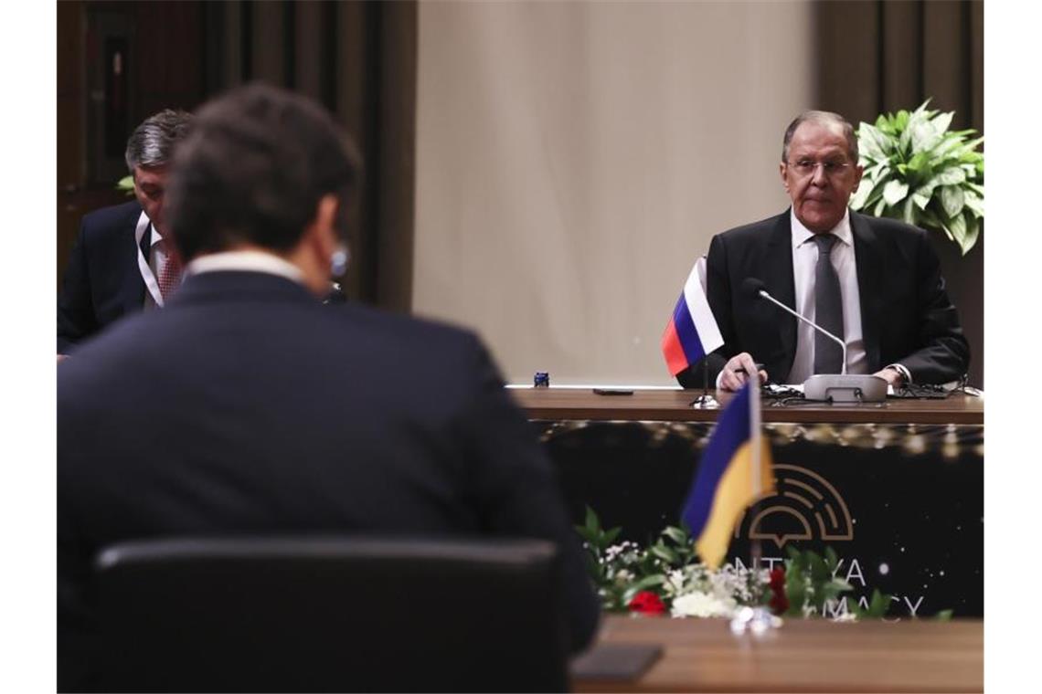 Lawrow: „Planen nicht, weitere Länder zu überfallen“ Auf Abstand: Ukraines Außenminister Dmytro Kuleba (vorne links) und der russische Außenminister Sergej Lawrow sitzen sich in Antalya gegenüber - zum ersten Mal seit Kriegsbeginn. Foto: Cem Ozdel/Turkish Foreign Ministry/AP/dpa