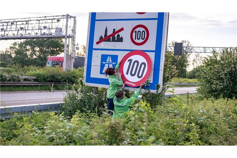 Auf Autobahnen gilt ... ein Tempo-100-Tempolimit? So zumindest wollen es Greenpeace-Aktivistinnen, hier bei der Aktion am Montagmorgen in Aachen.