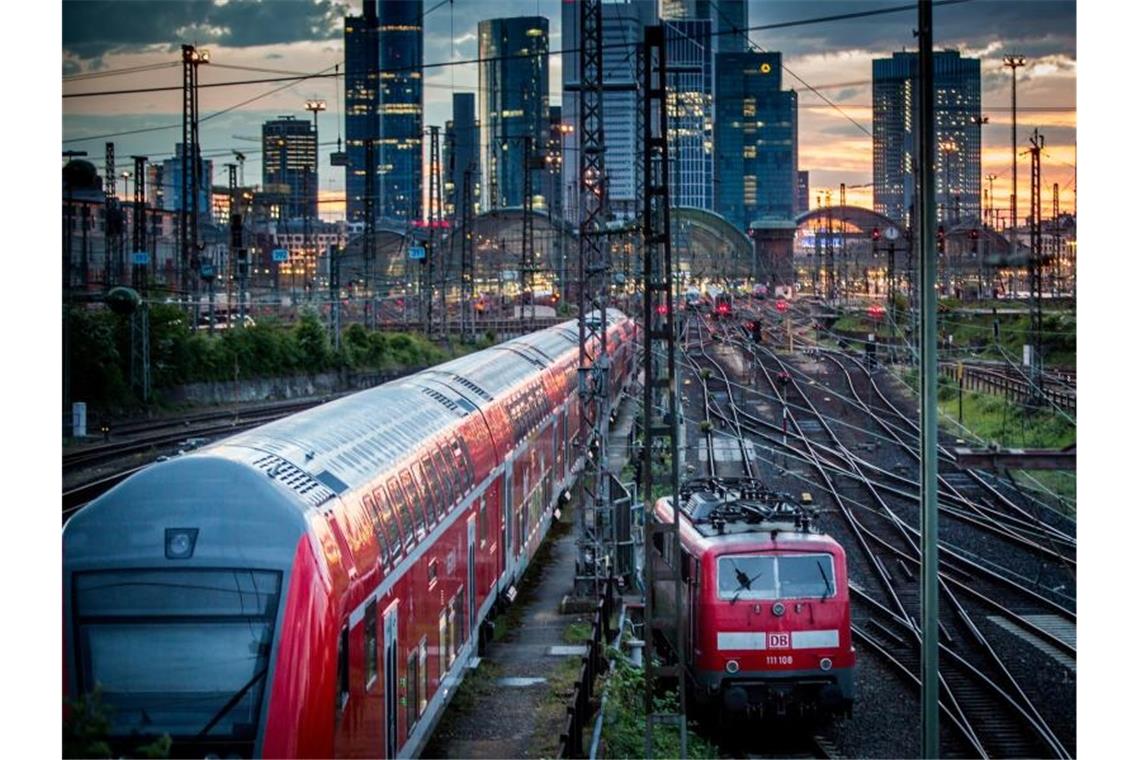 Auf bestimmten Strecken in Deutschland kostet Fliegen noch immer weniger als Bahnfahren. Foto: Frank Rumpenhorst