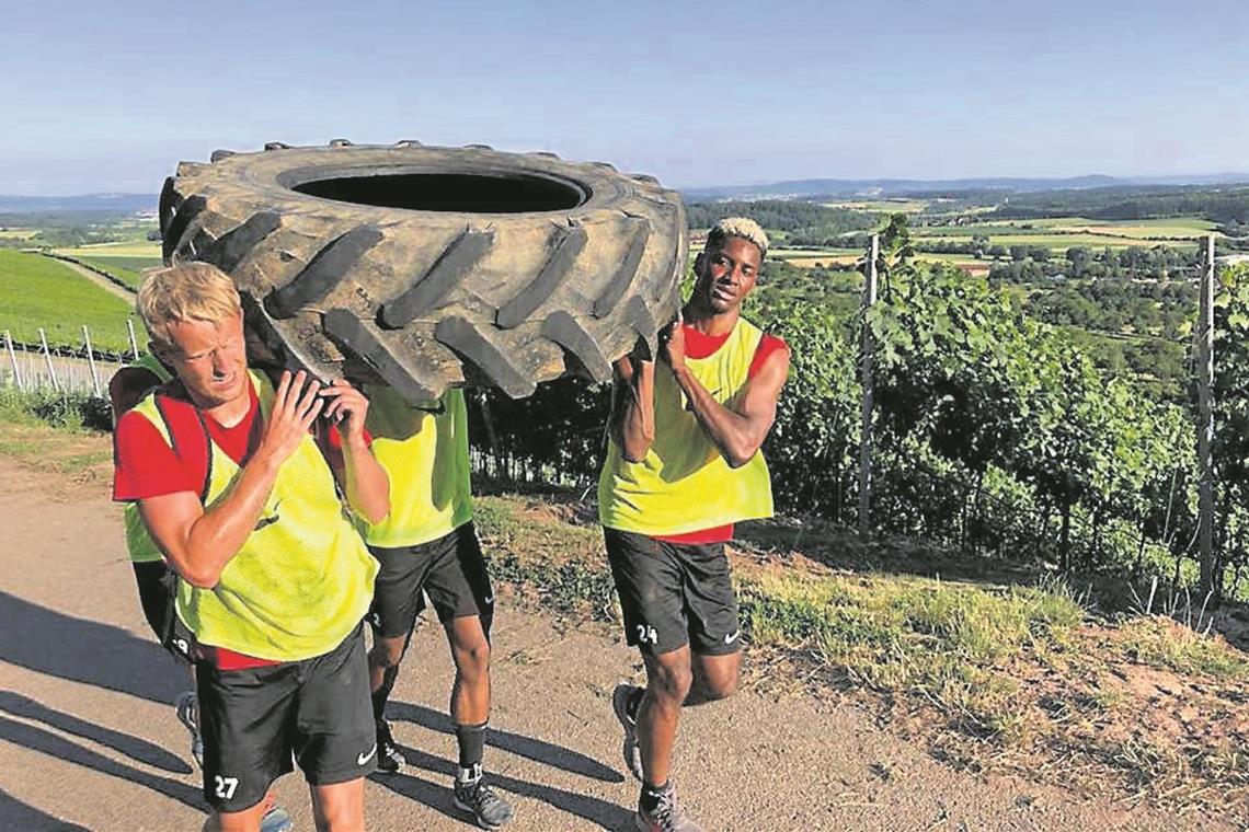 Auf das schleppen von Schlepperreifen durch die Aspacher Weinberge folgt nur ein Tag Ruhe, dann geht es für Aspachs Fußballer um Michael Vitzthum (links) und Charmaine Häusl ins sechstägige Trainingslager nach Bad Wörishofen. Fotos: SG94