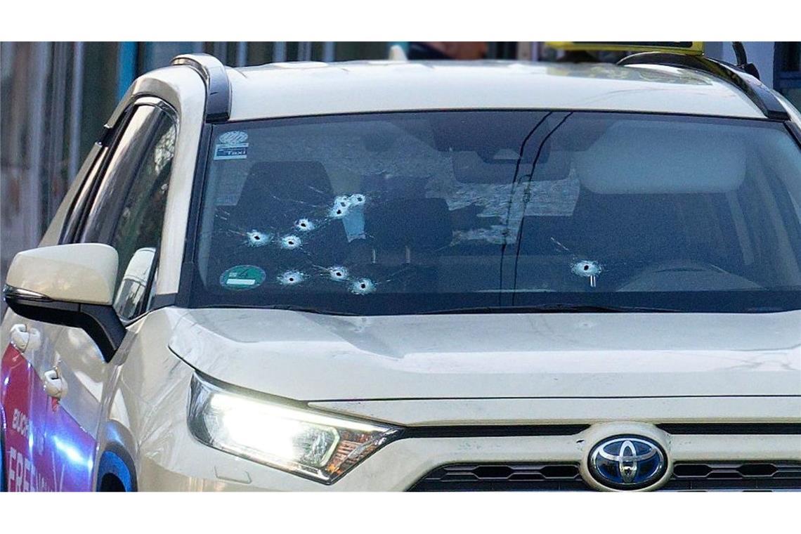Auf das Taxi wurden mehrere Schüsse abgegeben - vor allem auf die Beifahrerseite.
