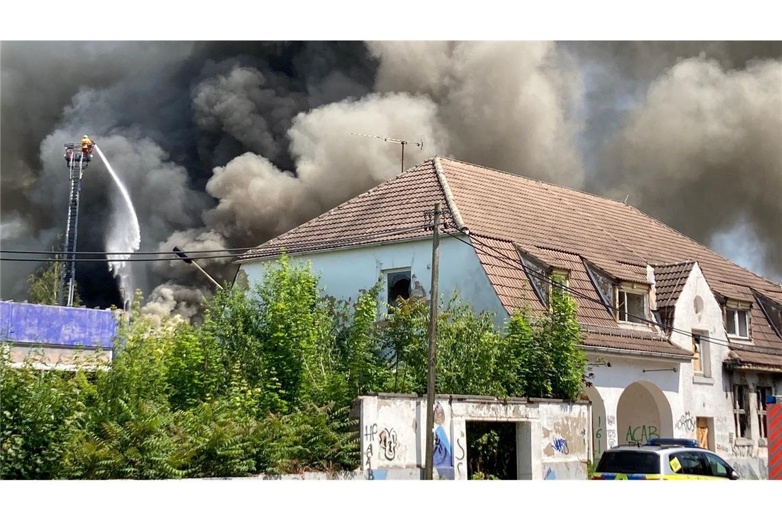 Bilder des Tages Auf dem alten Schlachthofgelände in Erfurt ist ein Feuer ausgebrochen und Rauch steigt in den Himmel, während die Feuerwehr gegen die Flammen kämpft.