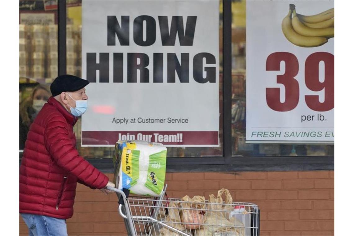 Auf dem Arbeitsmarkt in den USA geht es langsam wieder aufwärts. Foto: Tony Dejak/AP/dpa/Symbolbild
