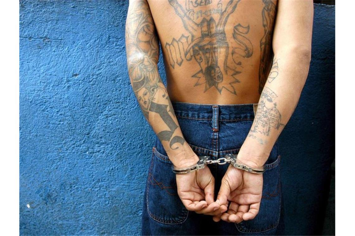 Schlag gegen lateinamerikanische Gang MS-13 Auf dem Archivbild steht ein Mitglied der Verbrecherbande „Mara Salvatrucha“ (M-13) nach seiner Festnahme mit Handschellen an einer Wand. Foto: epa efe Roberto Escobar/epa efe/dpa