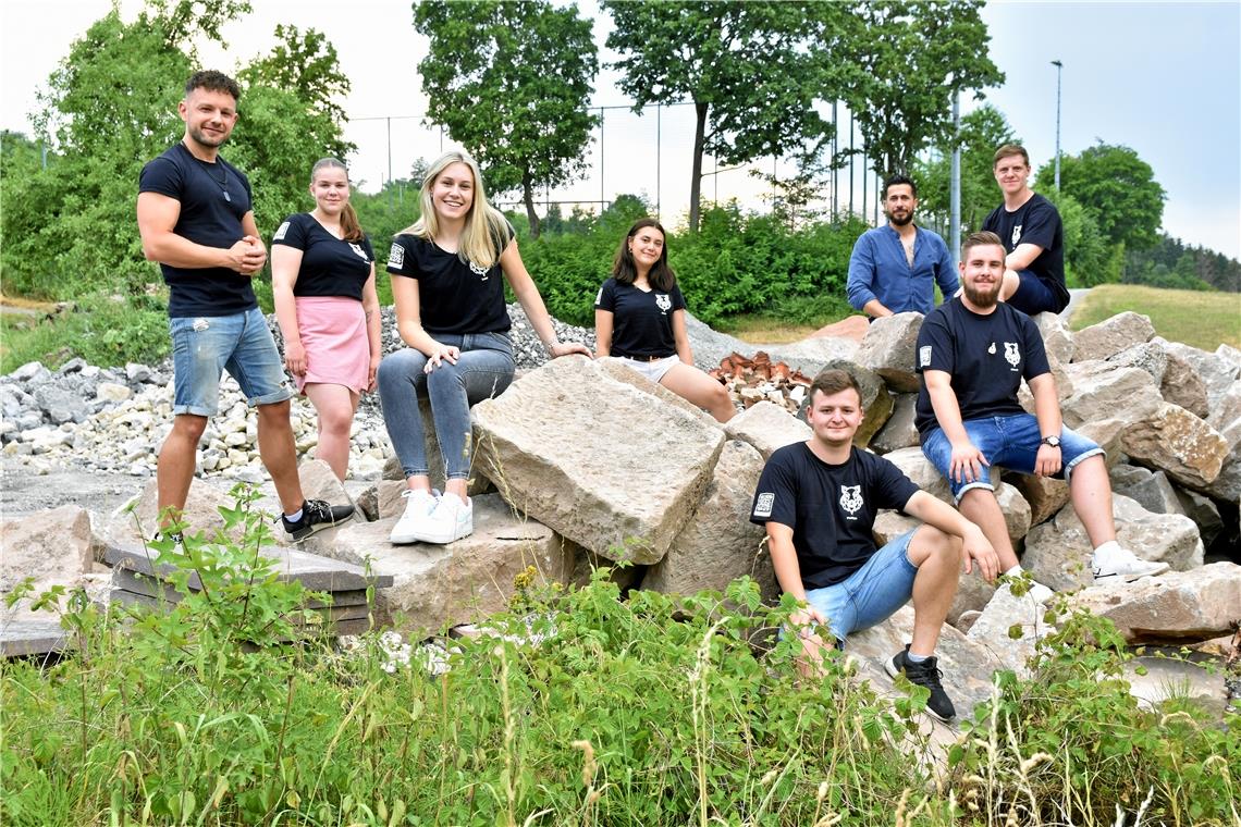 Internationaler Tag der Jugend: Was sagen Teenager zu Ehrenämtern? Auf dem Areal beim TSV Lippoldsweiler, das derzeit als Bauschuttlager dient, können sie sich ihren Chillplatz vorstellen (von links): Lukas Euchner (Jugendreferent), Leonie Wissmann, Leni Bauer, Anna Bianchetti, Philipp Leuthold, Konstantinos Kafasis (im blauen Hemd, Jugendreferent), Marcel Hinterkopf und Paul Ohl. Foto: Tobias Sellmaier