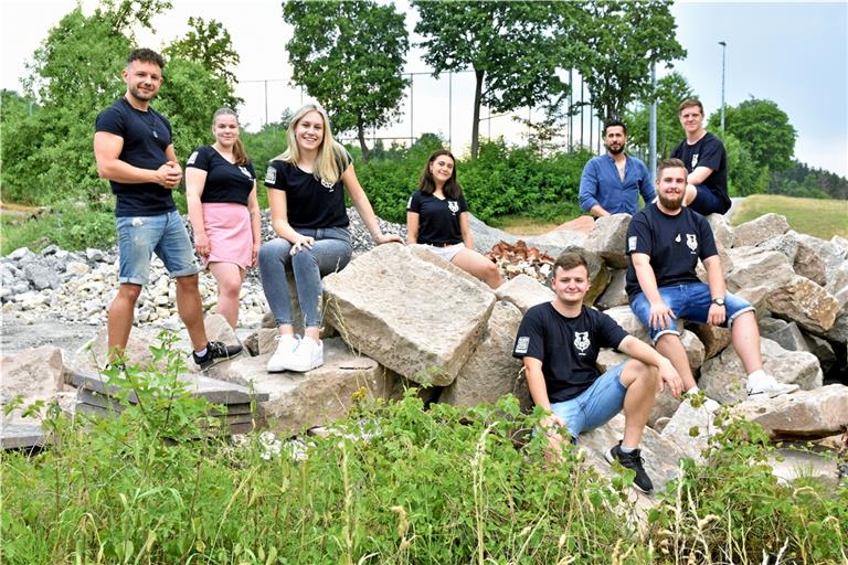 Auf dem Areal beim TSV Lippoldsweiler, das derzeit als Bauschuttlager dient, können sie sich ihren Chillplatz vorstellen (von links): Lukas Euchner (Jugendreferent), Leonie Wissmann, Leni Bauer, Anna Bianchetti, Philipp Leuthold, Konstantinos Kafasis (im blauen Hemd, Jugendreferent), Marcel Hinterkopf und Paul Ohl. Foto: Tobias Sellmaier