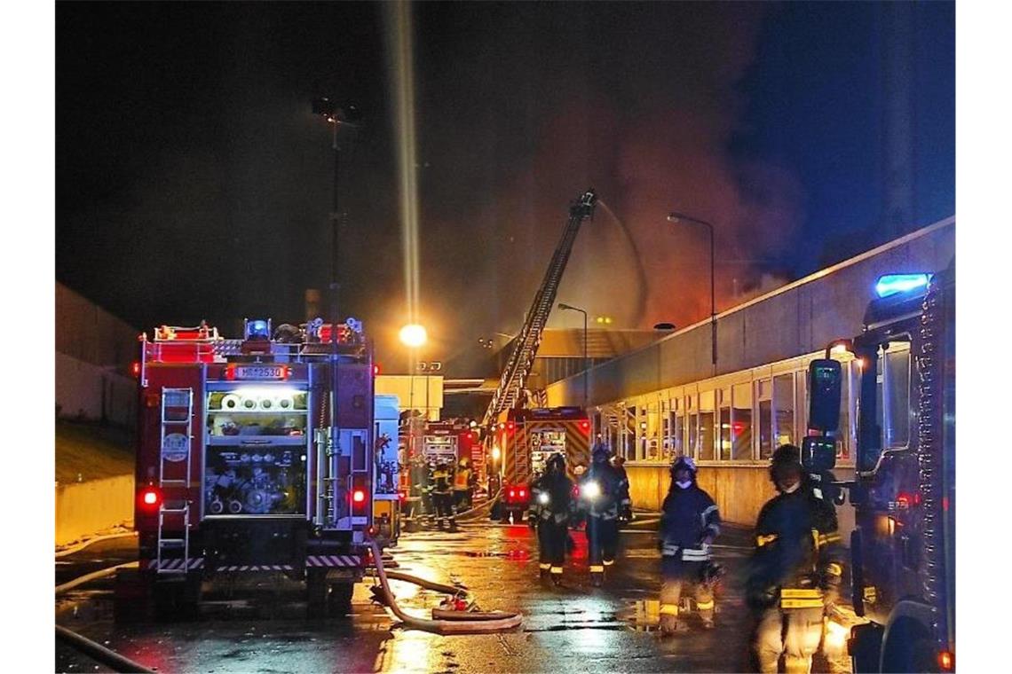 Auf dem Areal einer Tapetenfabrik im hessischen Kirchhain ist am Donnerstagabend ein Feuer ausgebrochen. Foto: Thomas Naumann/TNN/dpa
