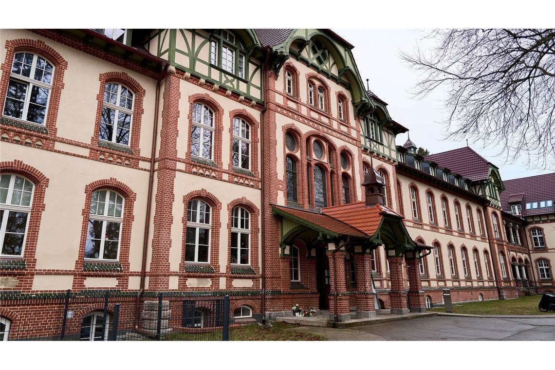 Abschiebe-Taskforce befasst sich mit Gewalttäter von Beelitz Auf dem Areal mit Wohnungen in Beelitz-Heilstätten haben sich innerhalb einiger Tage zwei Gewaltverbrechen ereignet.
